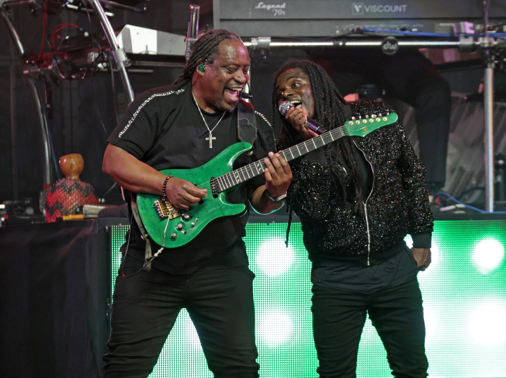 Earth Wind & Fire brave heat, perform at ӣƵ Music Park